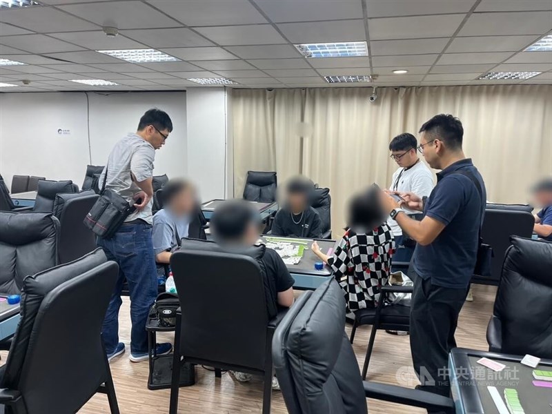 Polisi menangkap empat orang dalam penggerebekan praktik perjudian di Distrik Tamsui, New Taipei hari Minggu. (Sumber Foto : Otoritas setempat)
