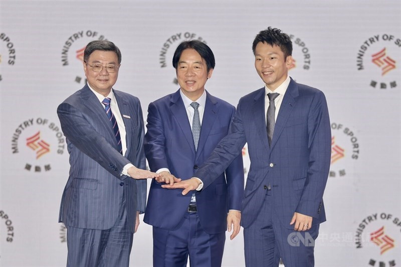 Presiden Lai Ching-te (tengah), Perdana Menteri Cho Jung-tai (kiri), dan Menteri Olahraga Lee Yang. (Sumber Foto : CNA, 9 September 2025)