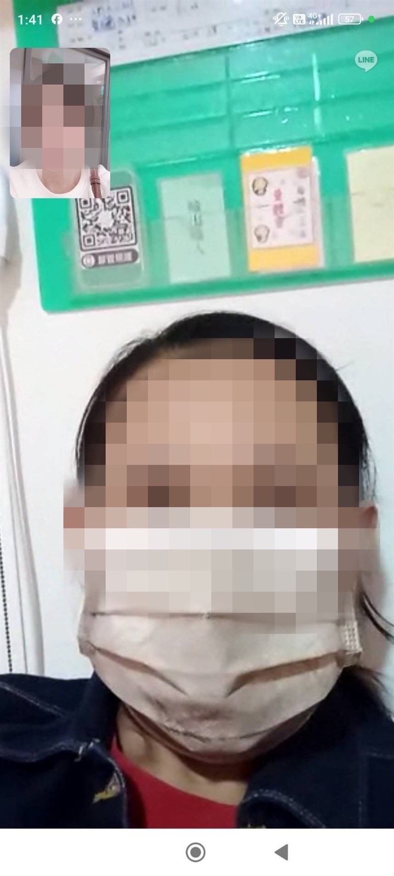 Penerjemah yang melakukan panggilan video pada PMI yang sakit gagal ginjal. (Sumber Foto : GF Agensi)