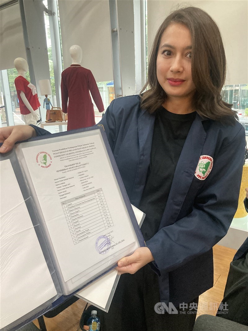 Yuniken Indasari, salah satu siswa terbaik di Kejar Paket C 2025 PKBM PPI Taiwan. (Sumber Foto : CNA)