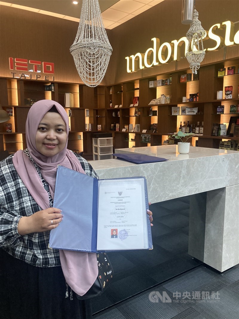 Ria Nurhisaroh, salah satu lulusan terbaik di kelas Paket C PKBM PPI Taiwan. (Sumber Foto : CNA)