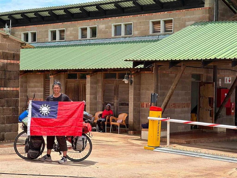 Pesepeda Taiwan Jacky Chen membentangkan bendera nasional Taiwan di Eswatini. (Sumber Foto : Jacky Chen)