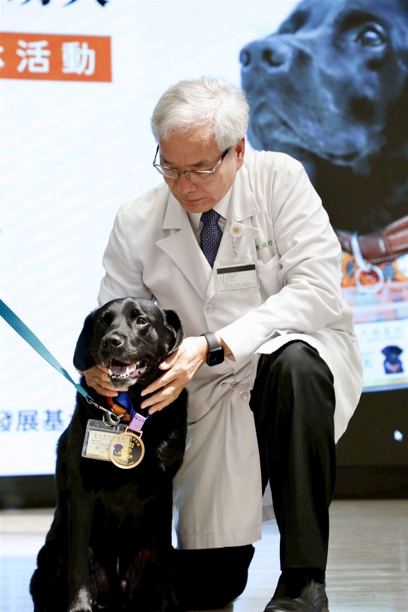 Pengawas rumah sakit Chen Wei-ming bersama Oba. (Sumber Foto : Facebook Taipei Veterans General Hospital)
