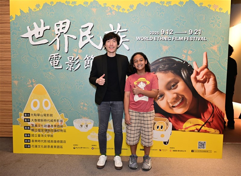 Sutradara Indonesia, Martin Rustandi (kiri) bersama dengan Zane (kanan) salah satu pemeran tokoh film “Tuned In”. (Sumber Foto : Swallow Wings Films)
