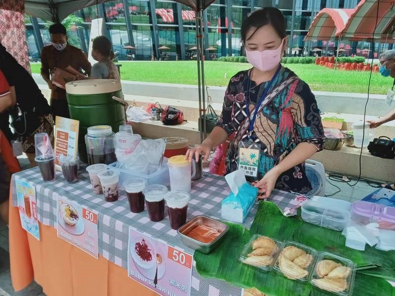Tina saat pertama kali membuka stan di Bazar Festival Seni Asia, National Palace Museum Cabang Selatan, Chiayi, 2021. (Sumber: Tina)