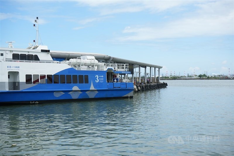 Sebuah feri sedang bersandar di Terminal Feri Dongliu di Kabupaten Pingtung. (Sumber Foto : CNA, 21 September 2025)