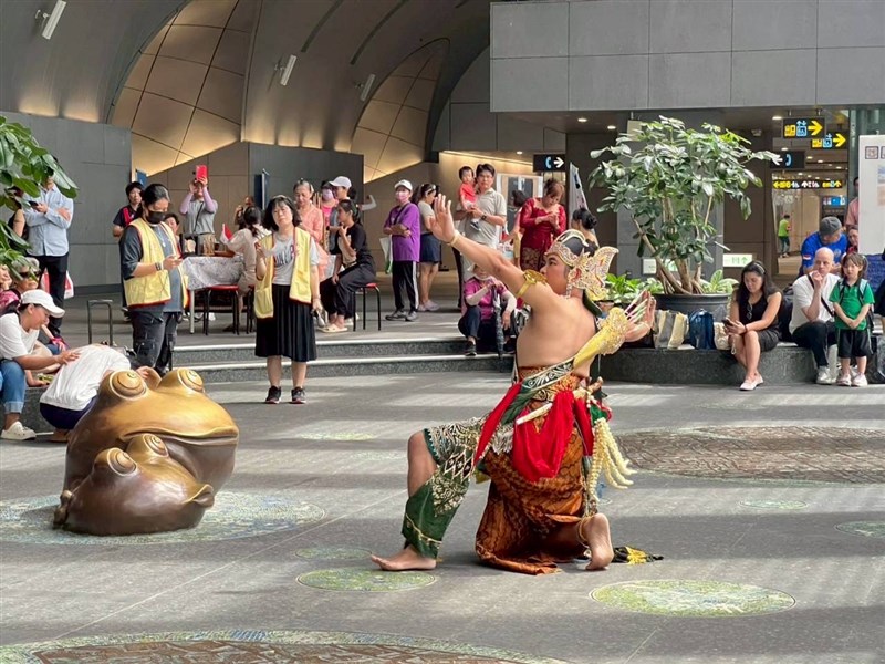 Tarian Indonesia di acara Pameran Zentangle Pekerja Migran International. (Sumber Foto : Rerum Novarum)