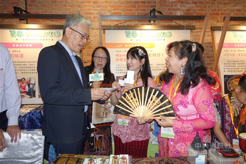 Wakil Menteri Dalam Negeri Taiwan, Wu Tang-an bersama "Warna-Warni" dalam acara penerimaan penghargaan “Program Merajut Impian bagi Penduduk Imigran Baru dan Anak-anaknya”. (Sumber Foto : CNA, 21 September 2025)