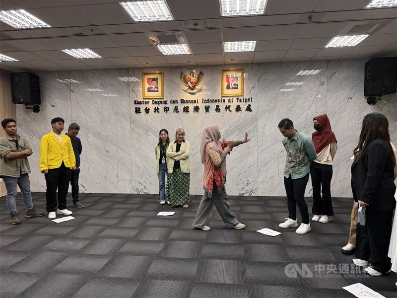 Seminar kesehatan mental di KDEI saat bermain peran mengutarakan kecemasan, stres dan depresi mereka tentang kehidupan. (Sumber Foto : CNA, 21 Sept. 2025)