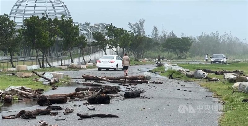 Kerusakan yang terjadi di Taitung akibat Taifun Ragasa. (Sumber Foto : CNA, 23 September 2025)