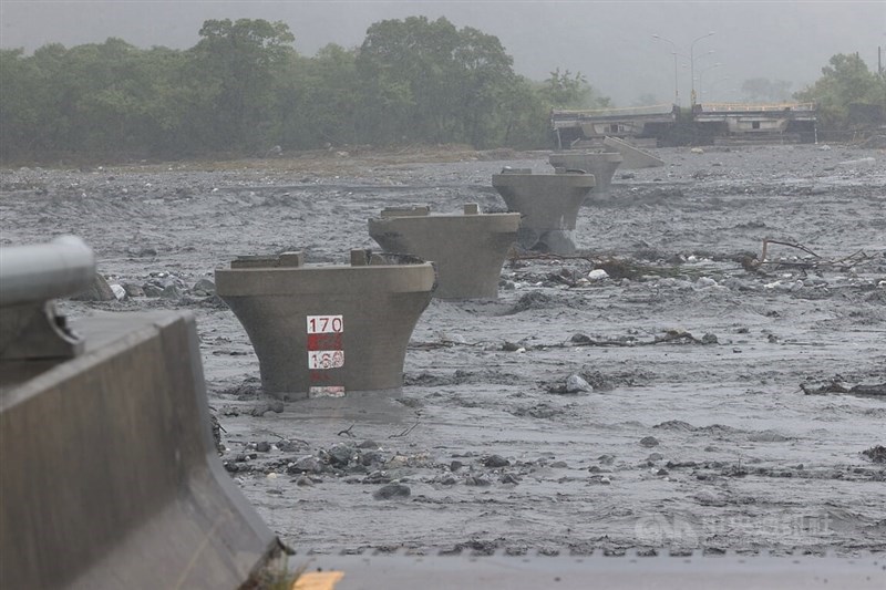 Air banjir dari penghalang Sungai Matai