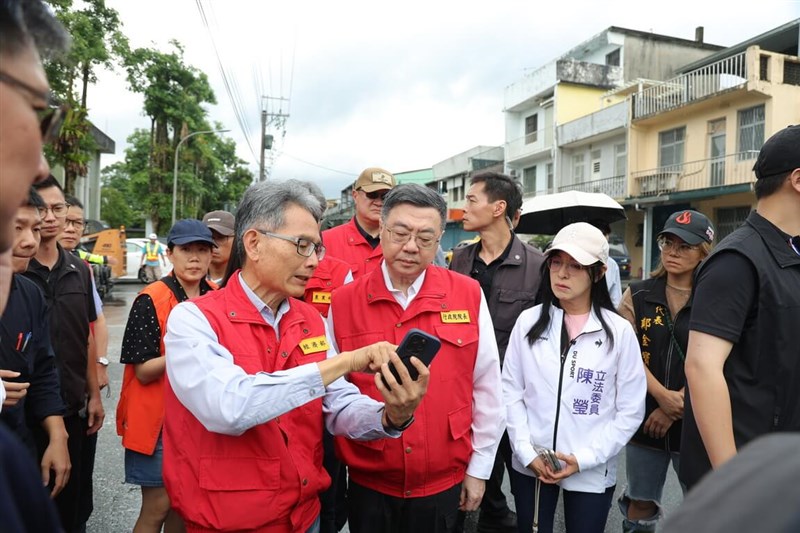Perdana Menteri Cho Jung-tai mengunjungi Jembatan Sungai Matai’an di Kabupaten Hualien hari Rabu. (Sumber Foto : Yuan Eksekutif)