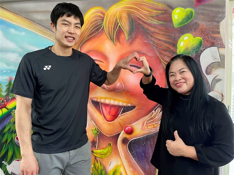 Pebulu tangkis Taiwan Chou Tien-chen (kiri) dan pendiri Harmony Home Foundation, Nicole Yang. (Sumber Foto : Harmony Home Foundation)