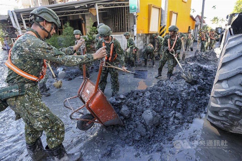 Personel militer membantu membersihkan tumpukan lumpur di Desa Guangfu, Kabupaten Hualien, pada Kamis. (Sumber Foto : CNA, 25 September 2025)
