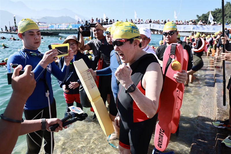 Mantan Presiden Ma Ying-jeou (depan) berpartisipasi dalam Karnaval Renang Internasional Sun Moon Lake ke-12 hari Minggu. (Sumber Foto : Pemkab Nantou)