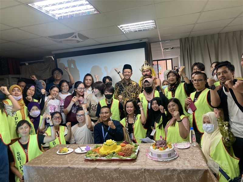 Sejumlah pengurus dan anggota SBIPT berfoto bersama dengan sejumlah perwakilan dan tamu undangan dalam acara ulang tahun pertama SBIPT di Taipei, Minggu (28/9). (Sumber foto: CNA)
