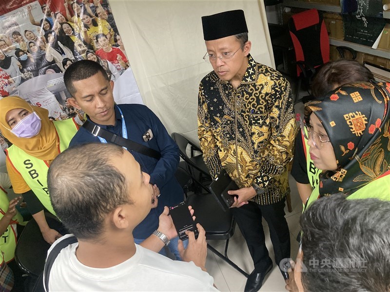 Kepala KDEI Taipei, Arif Sulistiyo berbincang dengan para pekerja migran Indonesia di Taipei, Minggu (28/9). (Sumber Foto : CNA, 28 September 2025)