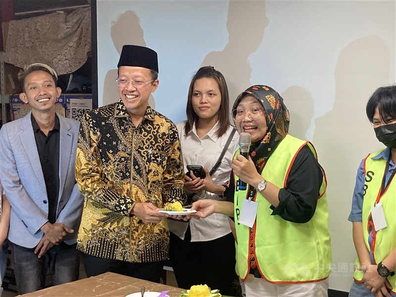 Ketua SBIPT, Fajar (kanan) memberi potongan tumpeng kepada Kepala KDEI Arif Sulistiyo (kiri) di acara ulang tahun ke-1 SBIPT di Taipei, Minggu (29/8). (Sumber foto: CNA)