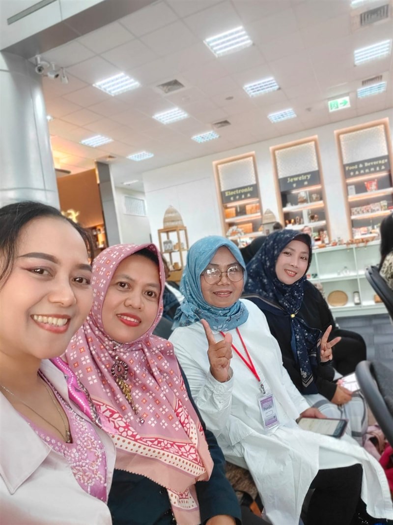 Mila (pertama dari kiri) bersama teman-temannya menghadiri 3 workshop sekaligus. (Sumber Foto : Mila)