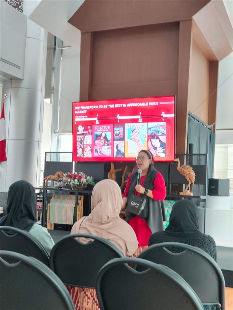 Winda, sebagai pembicara dari Paragon Corp., National Customer Business Development dengan produk OMG beauty. Dalam sesi ini Winda memaparkan demo make up sehari-hari. (Sumber Foto : CNA)