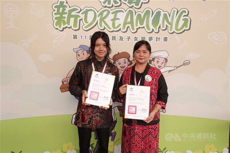 Tina (kanan) dan anaknya berpose bersama setelah mendapat sertifikat penerimaan tunjangan dari pemerintah Taiwan. (Sumber Foto : Dokumentasi CNA)