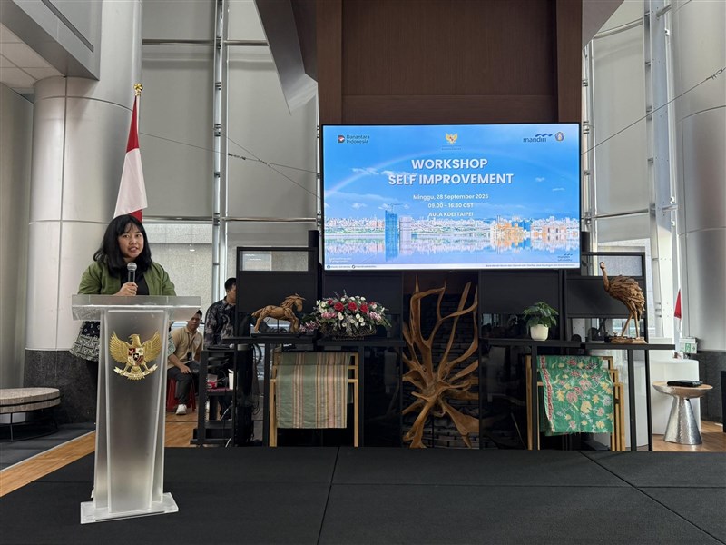 Kegiatan yang pertama pada pagi hari yaitu Stress Management dibawakan oleh Universitas Brawijaya. (Sumber Foto : KDEI)