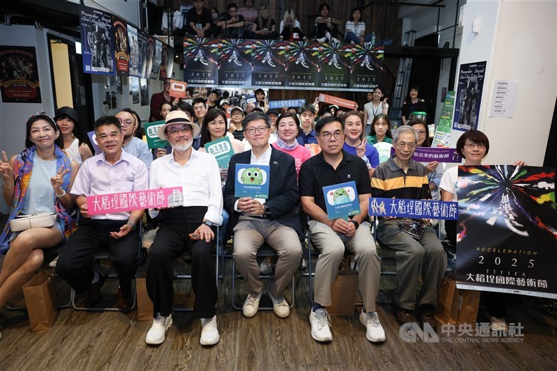 Penggagas Tua-Tiu-Tiann International Festival of Arts, Jou Yi-cheng (depan, tengah), bersama Menteri Lingkungan Peng Chi-min (depan, ketiga dari kanan) berfoto bersama para tamu dalam konferensi pers pembukaan di Taipei. (Sumber Foto : CNA, 27 September 2025)