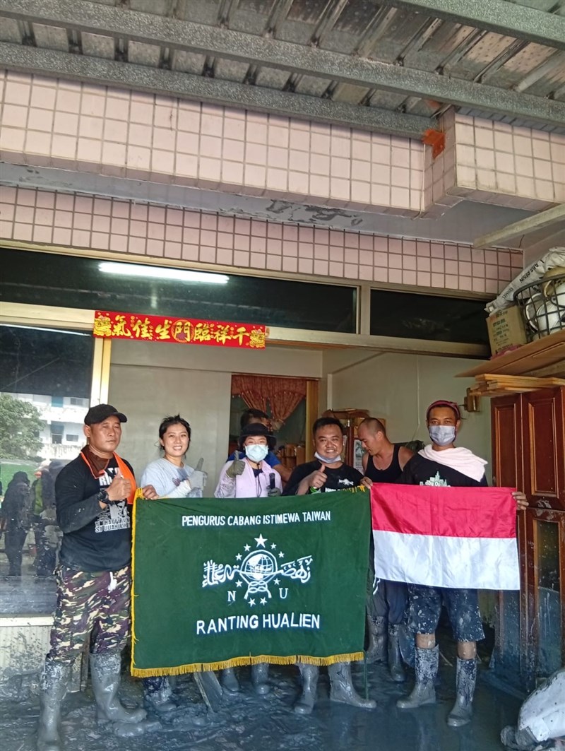 Kholis Anwar (pertama dari kanan memegang bendera Indonesia), salah satu relawan yang mengorbankan hari liburnya untuk bersih-bersih daerah yang terkena bencana di HUalien. (Sumber Foto : PCINU)