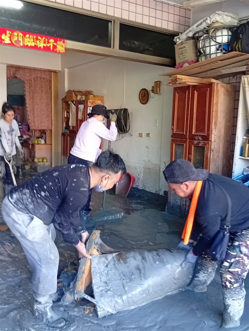 Pekerja migran asal Indonesia yang tergabung dalam organisasi PCINU membantu membersihkan wilayah Hualien. (Sumber Foto : PCINU)