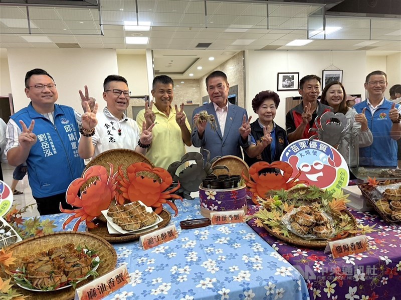 Bupati Miaoli Chung Tung-chin (keempat dari kiri) dan yang lainnya dalam konferensi pers peluncuran kepiting bulu Tiongkok pada Selasa. (Sumber Foto : CNA, 30 September 2025)