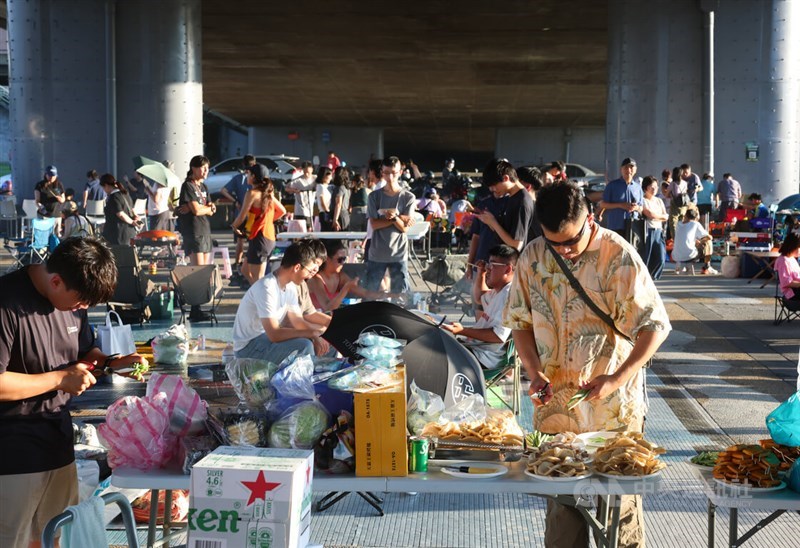 Warga Taiwan menikmati barbeku sebagai bagian dari tradisi Festival Pertengahan Musim Gugur. (Sumber Foto : Dokumentasi CNA)