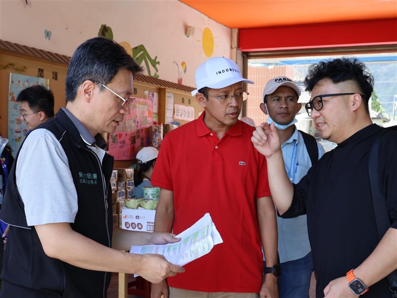 Kepala KDEI Taipei Arif Sulistiyo (baju merah) mengunjungi Desa Guangfu di Hualien yang terdampak banjir bandang pasca Taifun Ragasa. (Sumber Foto: KDEI Taipei)