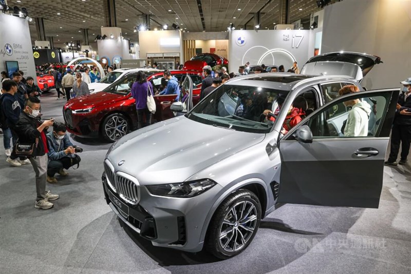 Warga mengunjungi Taipei Auto Show 2024. (Sumber Foto : Dokumentasi CNA)