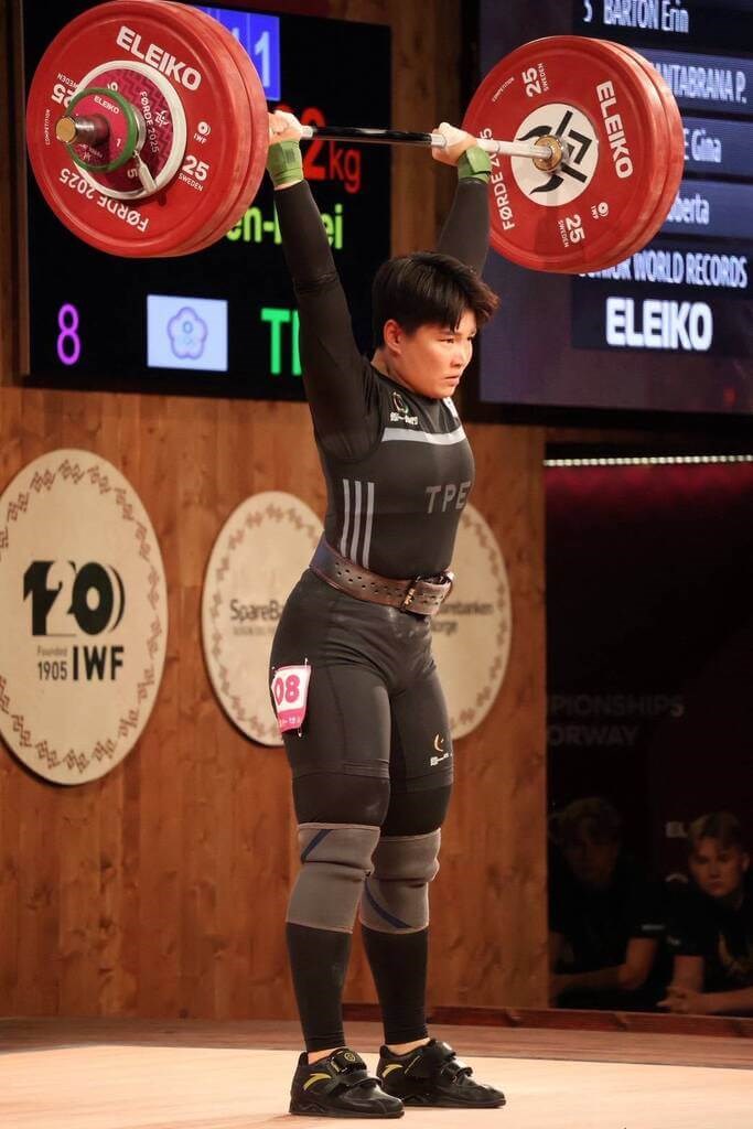 Chen Wen-huei mengangkat beban seberat 132 kilogram pada angkatan clean and jerk di Kejuaraan Dunia Angkat Besi di Norwegia pada Selasa. (Sumber Foto : Huang Da-te, 8 Oktober 2025)