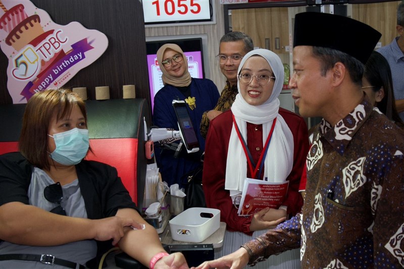 Arif Sulistiyo, Kepala KDEI Taipei mengunjungi kegiatan donor darah dan berkomunikasi dengan salah satu pendonor. (Sumber Foto : UTT Peduli)