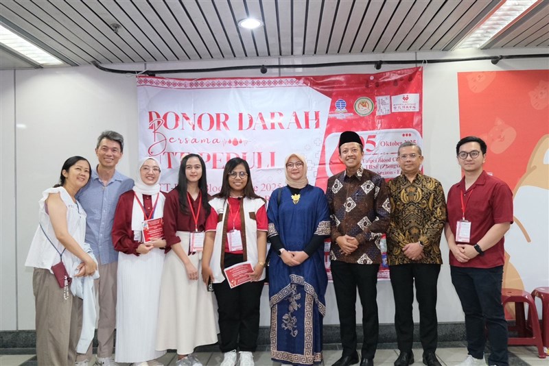 Arif Sulistiyo, Kepala KDEI (mengenakan peci) berfoto bersama Ika Susanti, ketua panitia acara donor darah (5 dari kiri) bersama para panitia yang lain. (Sumber Foto : UTT Peduli)