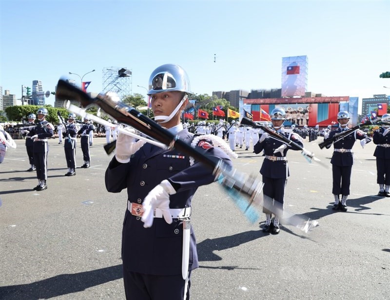 Pengawal Kehormatan Republik Tiongkok tampil di depan Kantor Kepresidenan pada hari Jumat sebagai bagian dari acara pembukaan perayaan Hari Nasional. (Sumber Foto : CNA, 10 Oktober 2025)