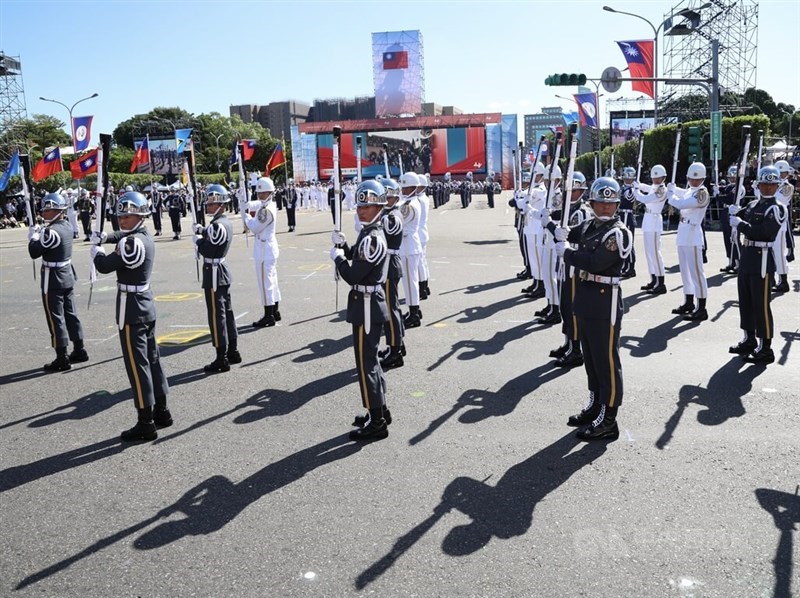 Pengawal Kehormatan Republik Tiongkok menirukan gerakan memukul tongkat bisbol sebagai referensi terhadap pencapaian terbaru Taiwan dalam olahraga nasional tersebut. (Sumber Foto : CNA, 10 Oktober 2025)