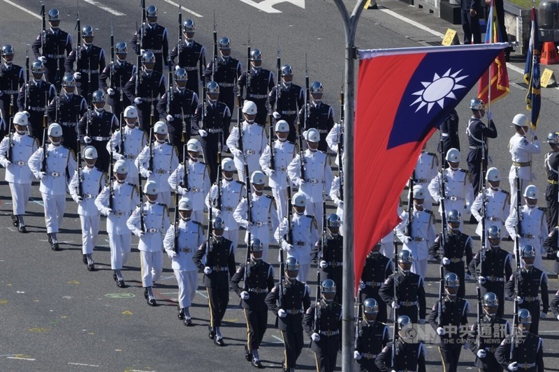 Pengawal Kehormatan Republik Tiongkok berbaris di depan Kantor Kepresidenan pada hari Jumat. (Sumber Foto : CNA, 10 Oktober 2025)