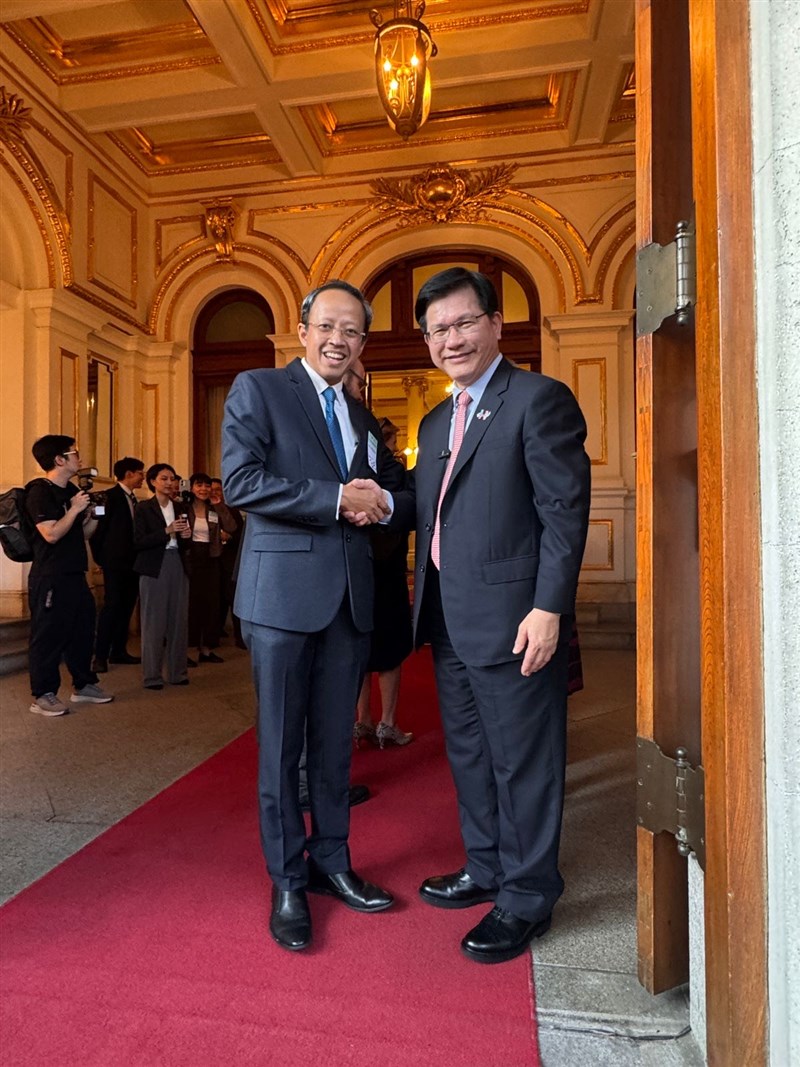 Arif Sulistiyo, kepala KDEI Taipei (kiri) bersalaman dengan Menteri Luar Negeri Taiwan, Lin Chia-lung pada Jumat saat menghadiri perayaan Hari Nasional Taiwan di Kantor Kepresidenan di Taipei. (Sumber Foto : Dokumentasi Arif Sulistiyo).