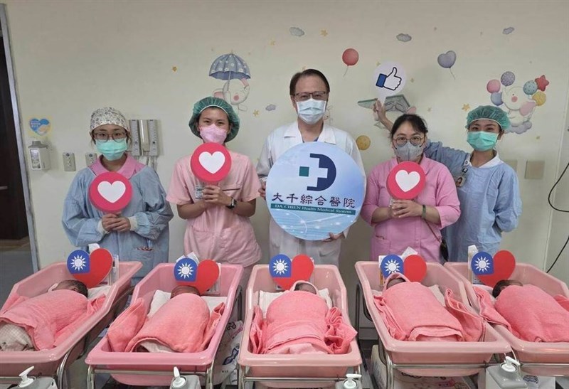 Seorang dokter dan perawat menyambut lima bayi yang lahir pada Hari Nasional, Jumat, di Rumah Sakit Umum Da Chien di Kabupaten Miaoli. (Sumber Foto : Rumah Sakit Umum Da Chien, 10 Oktober 2025)