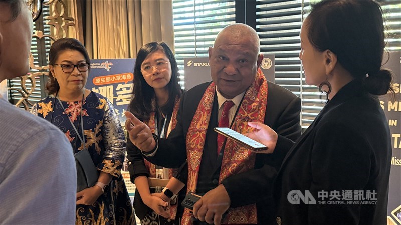 Vinsensius Jemadu (kedua kanan) menyampaikan kepada media dan pelaku bisnis wisata Taiwan bahwa Indonesia punya potensi besar untuk menjadi destinasi utama MICE di Asia. (Sumber Foto : CNA, 15 Oktober 2025)