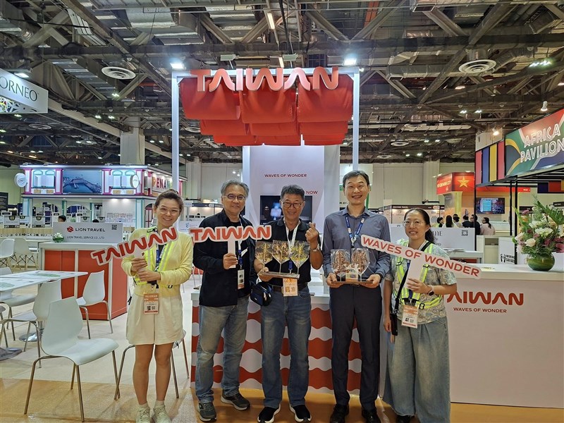 Seniman lukis gula asal Taiwan, Bill Hsieh (tengah), berpose untuk foto bersama Paul Shih (kedua dari kanan), direktur kantor Administrasi Pariwisata di Singapura, di Paviliun Taiwan pada International Tourism Exchange Asia di Singapura pada hari Rabu. (Sumber Foto : Facebook Bill Hsieh).