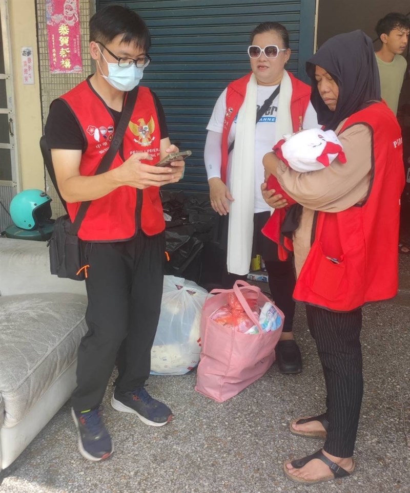 Hans (kiri), aktivis PPIL sedang bersama rekannya yang menggendong bayi milik PMIO. (Sumber Foto : PPIL)