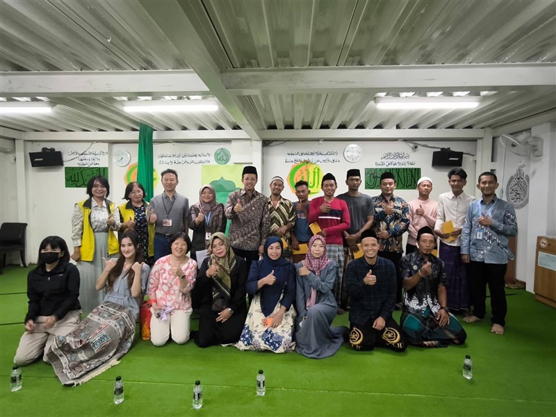 Kunjungan Arif Sulistiyo, Kepala KDEI (5 dari kiri belakang) bersama para pejabat pemerintahan kota Keelung mengunjungi 6 ABK korban kebakaran kapal. (Sumber Foto : KDEI)