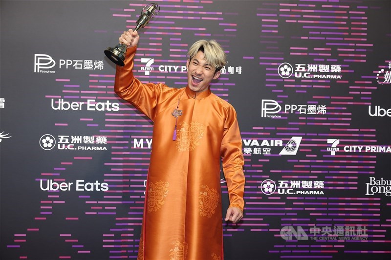 Aktor Vietnam Liên Bỉnh Phát setelah memenangkan Pemeran Utama Pria Terbaik dalam Seri Televisi Golden Bell Awards Taiwan pada Sabtu. (Sumber Foto : CNA, 18 Oktober 2025)
