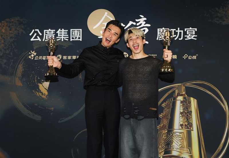 Liên Bỉnh Phát (kanan) dan Weber Yang yang meraih Golden Bell Awards berkat peran mereka di "The Outlaw Doctor". (Sumber Foto : Public Television Service)