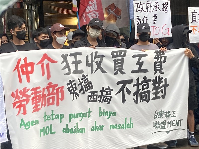 Massa aksi tolak pungutan ilegal pada PMA. (Sumber Foto : CNA, 19 Oktober 2025)