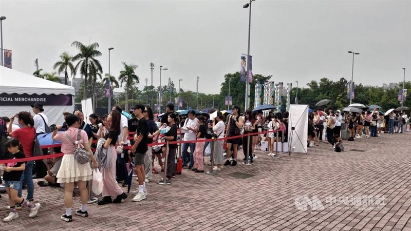 Para penggemar menunggu dalam antrean untuk masuk ke konser hari Minggu. (Sumber Foto : CNA, 19 Oktober 2025)
