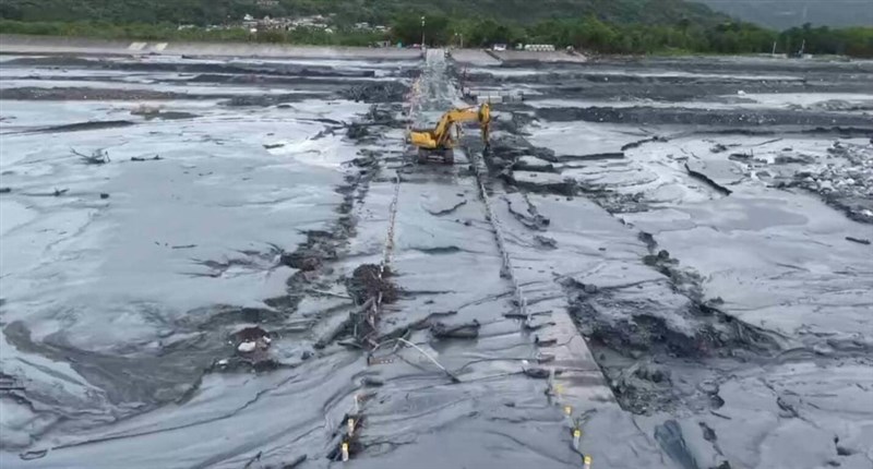 Jembatan darurat menuju Desa Guangfu di Kabupaten Hualien. (Sumber Foto : Biro Jalan Raya, 22 Oktober 2025)